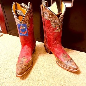 Women’s Western boots, size seven.